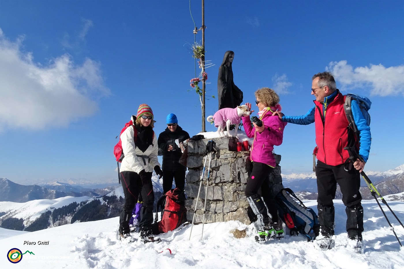 56 Alla Madonnina dei Canti (1563 m).JPG